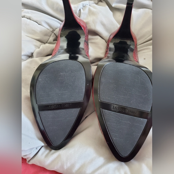 NWT Size 10 Gorgeous Nine West Snakeskin Pumps - black & red "Rocha" - Picture 4 of 7